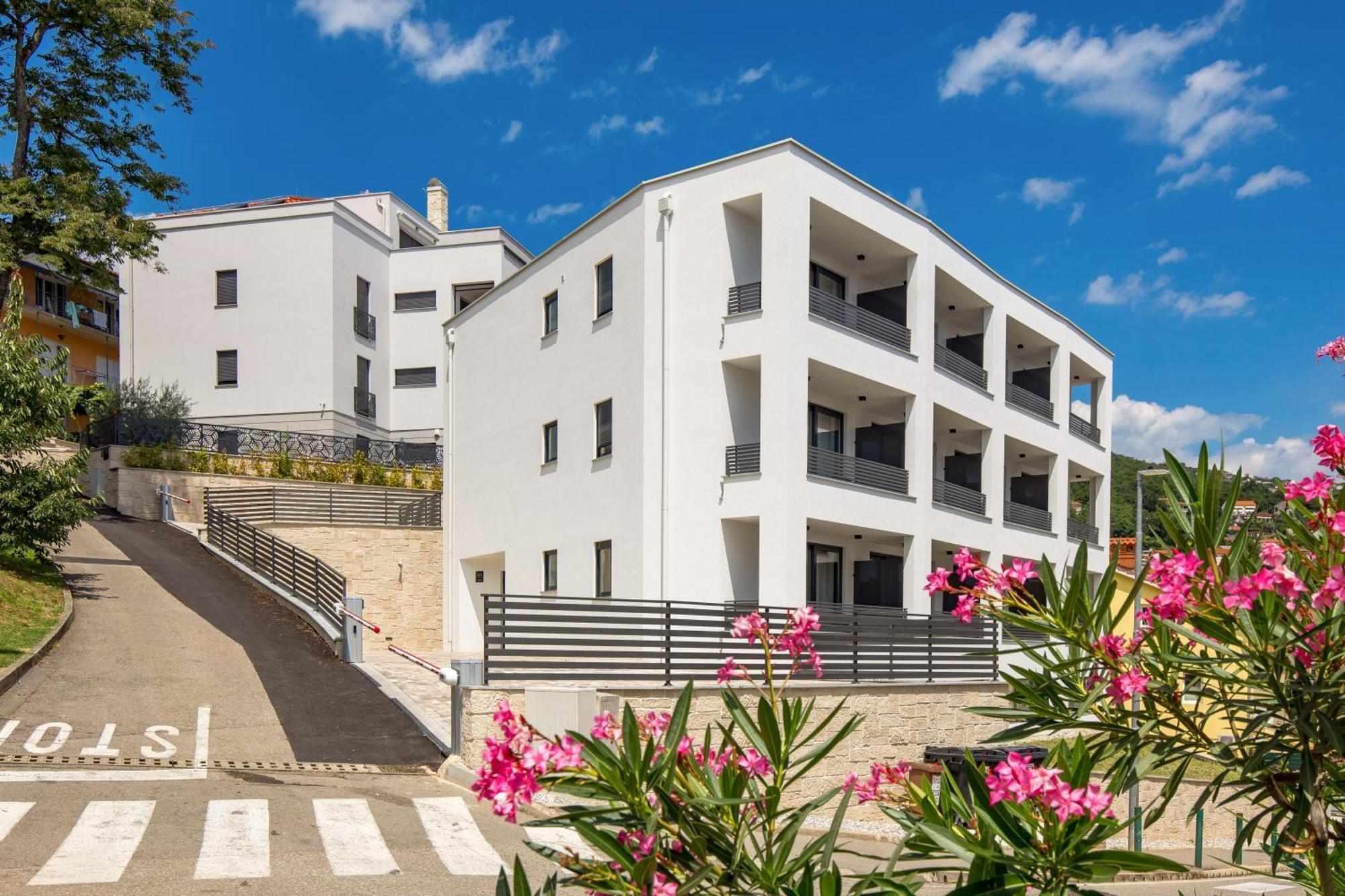 Belinda Apartments With Balcony Опатия Екстериор снимка